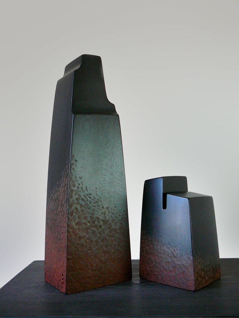 KSAR V et VI, tilleul, pigments, H 15 x L 9,5 x l 8 cm,  H 32 x L 10,5 x l 8 cm, 2025, pièces uniques.