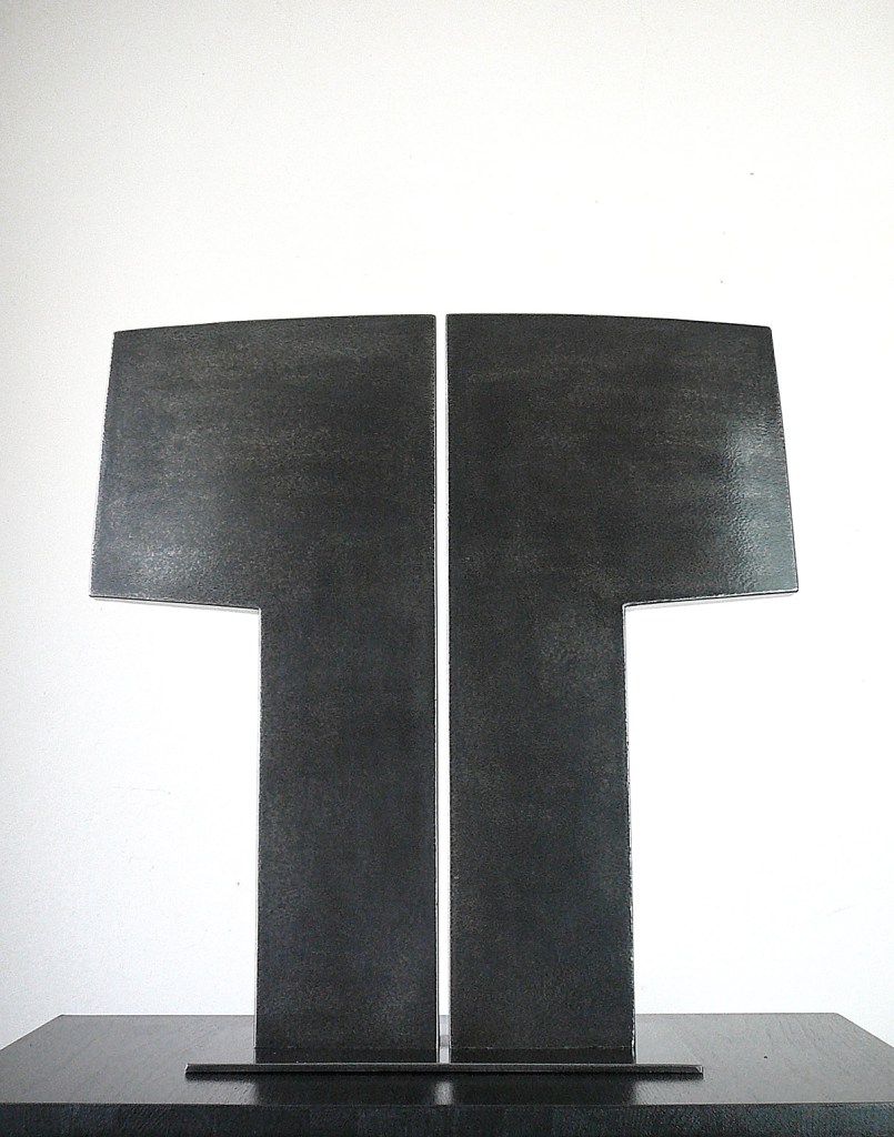 TORSE I / 2025, acier texturé et patiné, H 51 x L 49 cm, 2025. Pièce unique.